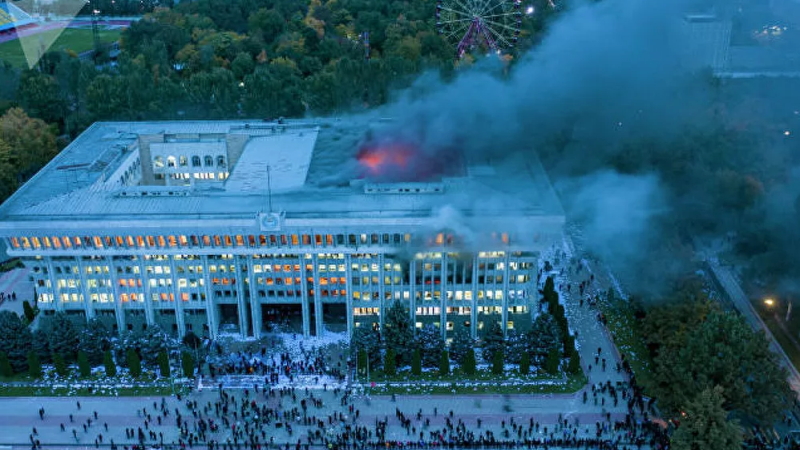 Nhà Trắng - trụ sở làm việc của Quốc hội và Tổng thống Kyrgystan ở Bishkek đã bị người biểu tình đốt cháy Nhà Trắng - trụ sở làm việc của Quốc hội và Tổng thống Kyrgystan ở Bishkek đã bị người biểu tình đốt cháy
