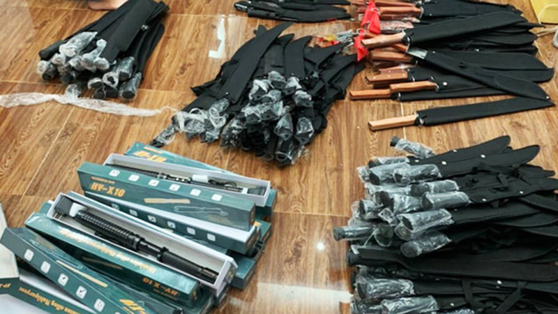 Hàng trăm mã tấu, súng, roi điện... trong nhà của Phạm Phương Minh (ảnh: Công an cung cấp) Hàng trăm mã tấu, súng, roi điện... trong nhà của Phạm Phương Minh (ảnh: Công an cung cấp)