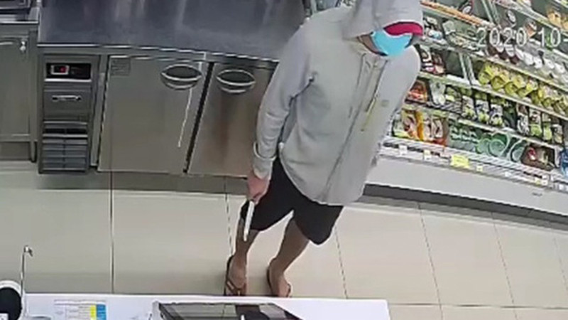 Đối tượng Tuấn cầm dao uy hiếp nhân viên cửa hàng tiện lợi để cướp tiền được camera ghi lại