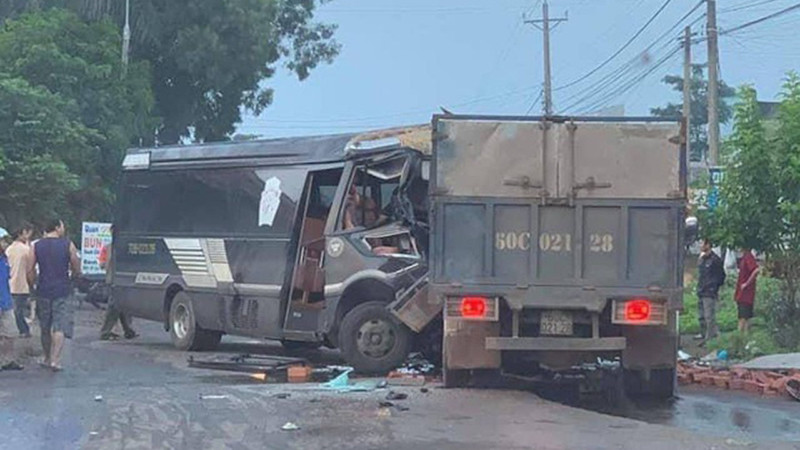 Hiện trường vụ tai nạn kinh hoàng (Ảnh: Dân trí) Hiện trường vụ tai nạn kinh hoàng (Ảnh: Dân trí)