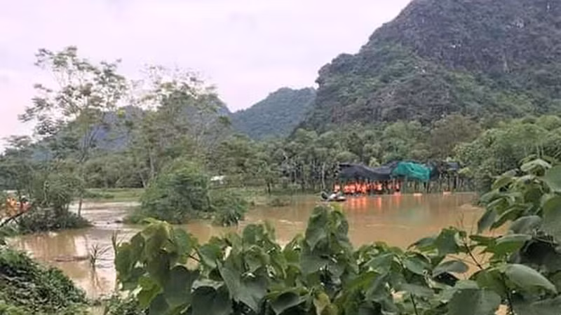 Hiện trường nơi hai em học sinh bị nước lũ cuốn trôi (Ảnh: Dân trí)