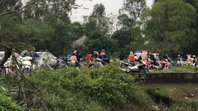 Cơ quan chức năng khám nghiệm hiện trường vụ việc (Ảnh: Dân trí) Cơ quan chức năng khám nghiệm hiện trường vụ việc (Ảnh: Dân trí)