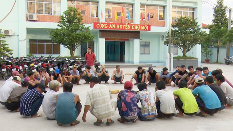 36 người đá gà ăn tiền được đưa về Công an huyện Chợ Mới (ảnh: Zing)