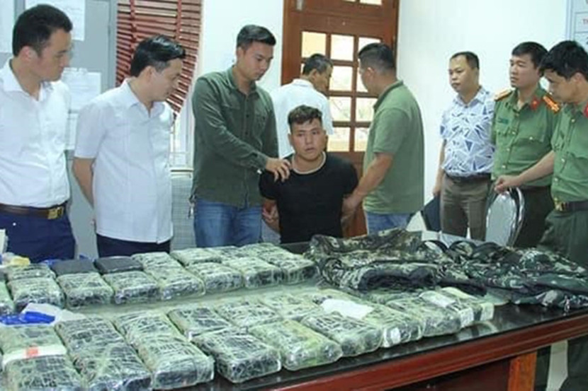 Đối tượng Vàng Liền Hòa cùng số ma túy thu giữ (Ảnh: Thanh Niên) Đối tượng Vàng Liền Hòa cùng số ma túy thu giữ (Ảnh: Thanh Niên)