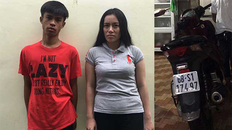 Đối tượng Hiếu, Hiền và tang vật (Ảnh: Báo Công an nhân dân) Đối tượng Hiếu, Hiền và tang vật (Ảnh: Báo Công an nhân dân)