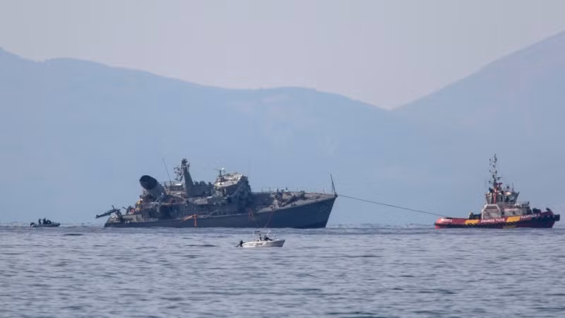 Tàu dò mìn Kallisto được kéo về 1 căn cứ hải quân trên đảo Salamina