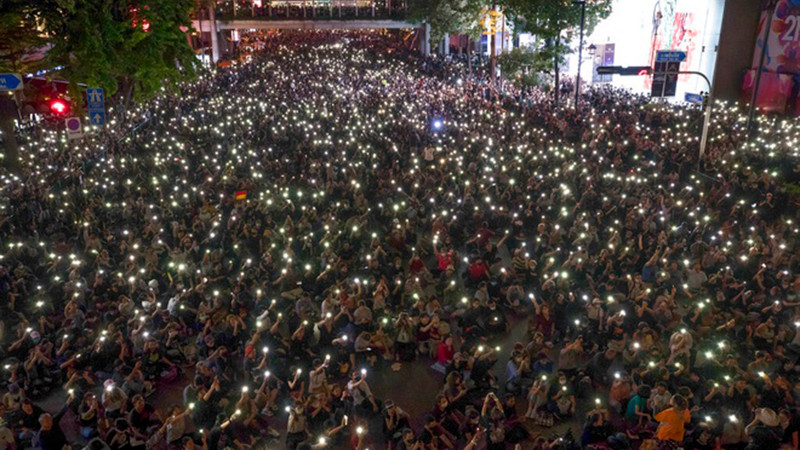 Những người biểu tình tràn ra đường phố với điện thoại bật đèn sáng trong đêm (Ảnh: AP) Những người biểu tình tràn ra đường phố với điện thoại bật đèn sáng trong đêm (Ảnh: AP)