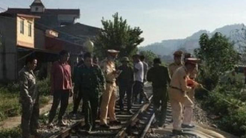 Lực lượng chức năng khám hiệm hiện trường vụ tai nạn (ảnh: VTC)