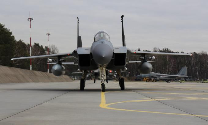 Tiêm kích F-15 Mỹ tại căn cứ Lask của Ba Lan hôm 10-2 Tiêm kích F-15 Mỹ tại căn cứ Lask của Ba Lan hôm 10-2