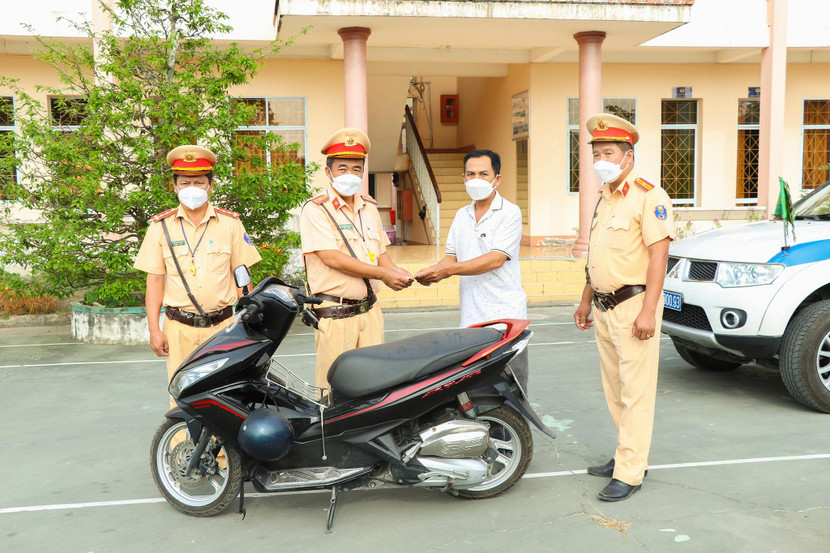 Đại diện Phòng CSGT Công an Vĩnh Long trao trả xe máy lại cho ông Nguyễn Văn Tám Đại diện Phòng CSGT Công an Vĩnh Long trao trả xe máy lại cho ông Nguyễn Văn Tám
