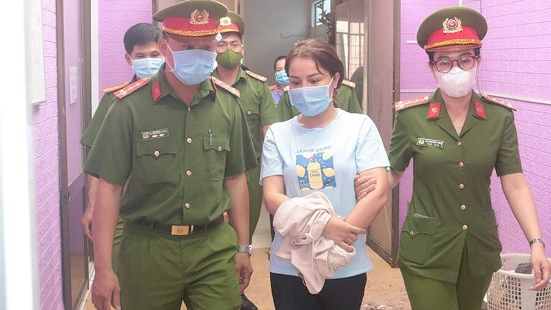 Cơ quan điều tra dẫn giải bị can Nguyễn Thị Cẩm Nguyên (Ảnh: Công an Trà Vinh) Cơ quan điều tra dẫn giải bị can Nguyễn Thị Cẩm Nguyên (Ảnh: Công an Trà Vinh)