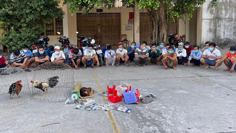 Các nghi can bị tạm giữ (Ảnh: Nghiêm Túc) Các nghi can bị tạm giữ (Ảnh: Nghiêm Túc)