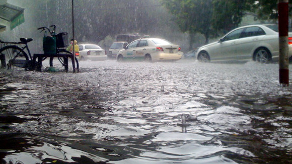 Nước mênh mông trên phố Quốc Tử Giám