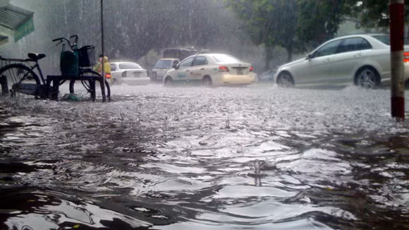 Nước mênh mông trên phố Quốc Tử Giám