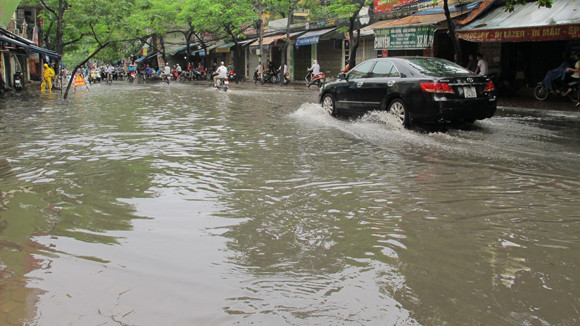 Các phương tiện gặp nhiều khó khăn khi lưu thông qua tuyến phố này Các phương tiện gặp nhiều khó khăn khi lưu thông qua tuyến phố này