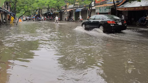 Các phương tiện gặp nhiều khó khăn khi lưu thông qua tuyến phố này