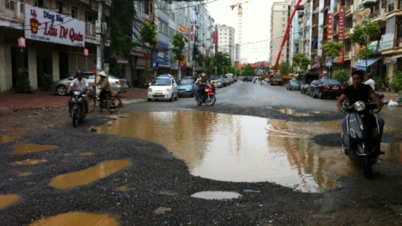 Lối ra của đô thị Trung Yên (đoạn giáp phố Nguyễn Khang) cũng bị ngập tuy nhiên là do có nhiều "ổ trâu, ổ gà" nên nước đọng thành vũng. Lối ra của đô thị Trung Yên (đoạn giáp phố Nguyễn Khang) cũng bị ngập tuy nhiên là do có nhiều "ổ trâu, ổ gà" nên nước đọng thành vũng.