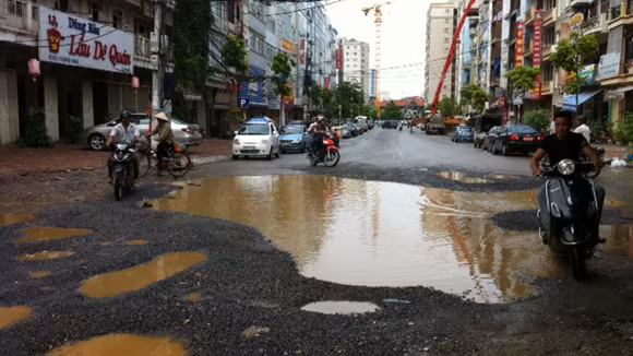 Lối ra của đô thị Trung Yên (đoạn giáp phố Nguyễn Khang) cũng bị ngập tuy nhiên là do có nhiều "ổ trâu, ổ gà" nên nước đọng thành vũng.