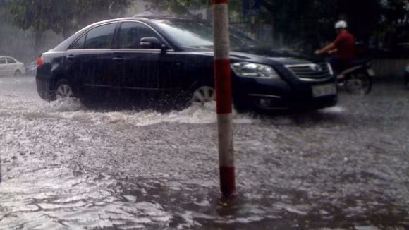 Rất nhiều xe chết máy trên tuyến phố này