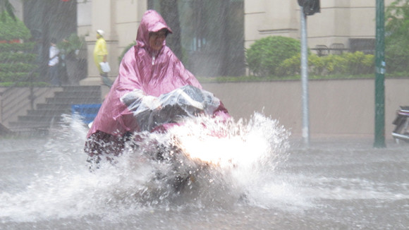 Hình ảnh ngập lụt ở ngã tư Phan Bội Châu- Lý Thường Kiệt