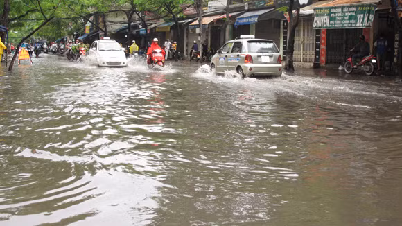 Các phương tiện gặp nhiều khó khăn khi lưu thông qua tuyến phố này