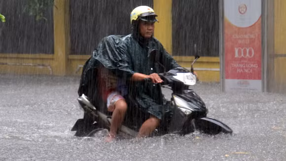 Hình ảnh ngập lụt ở ngã tư Phan Bội Châu- Lý Thường Kiệt