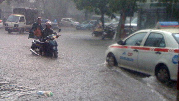 Rất nhiều xe chết máy trên tuyến phố này