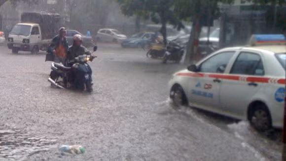 Rất nhiều xe chết máy trên tuyến phố này