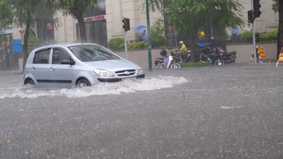 Hình ảnh ngập lụt ở ngã tư Phan Bội Châu- Lý Thường Kiệt