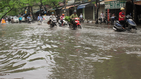 Nửa ngày sau mưa lớn, phố Núi Trúc vẫn ngập sâu