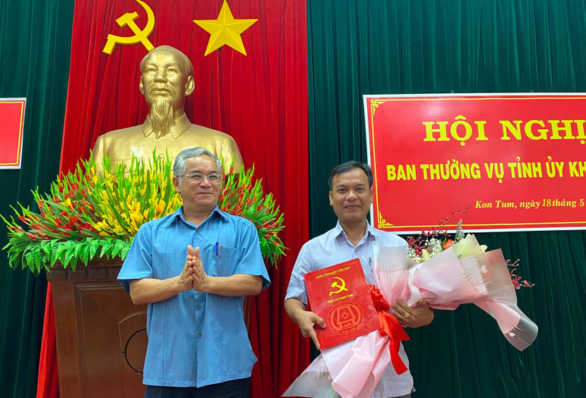 Trưởng Ban Nội chính Tỉnh ủy Kon Tum U Huấn (bên phải) nhận Quyết định chuẩn y giữ chức vụ Ủy viên Ban Thường vụ Tỉnh ủy Kon Tum nhiệm kỳ 2015 – 2020 Trưởng Ban Nội chính Tỉnh ủy Kon Tum U Huấn (bên phải) nhận Quyết định chuẩn y giữ chức vụ Ủy viên Ban Thường vụ Tỉnh ủy Kon Tum nhiệm kỳ 2015 – 2020