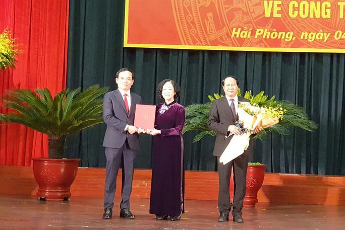 Trưởng Ban Tổ chức Trung ương Trương Thị Mai trao quyết định cho ông Trần Lưu Quang (bìa trái)