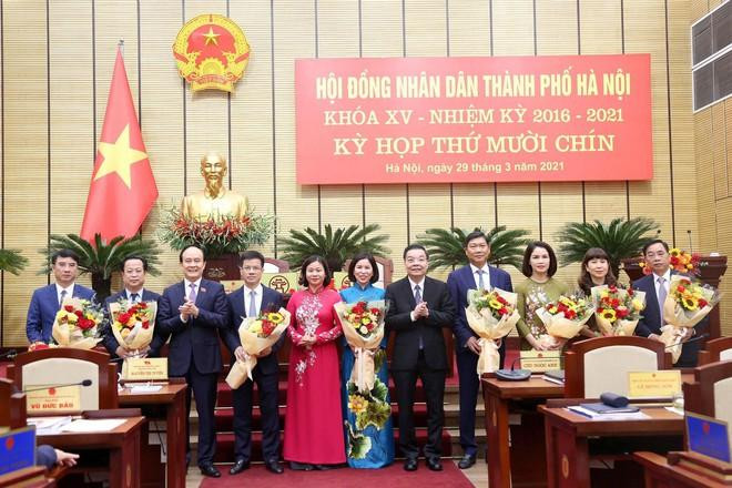 Lãnh đạo thành phố tặng hoa chúc mừng các ông, bà được kiện toàn và miễn nhiệm Ủy viên UBND TP tại kỳ họp thứ 19, HĐND TP Hà Nội Lãnh đạo thành phố tặng hoa chúc mừng các ông, bà được kiện toàn và miễn nhiệm Ủy viên UBND TP tại kỳ họp thứ 19, HĐND TP Hà Nội