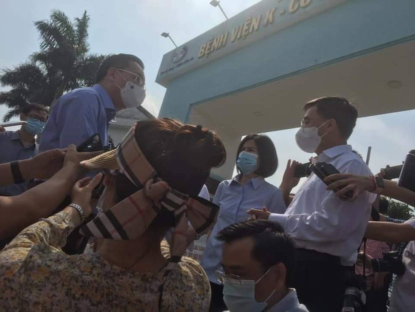 Chủ tịch UBND TP Chu Ngọc Anh trao đổi với báo chí tại cổng bệnh viện