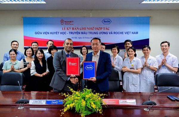 Viện Huyết học - Truyền máu Trung ương phối hợp với Roche Việt Nam tổ chức ký kết thỏa thuận ghi nhớ