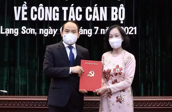 Trưởng Ban Tổ chức Trung ương Trương Thị Mai trao quyết định và chúc mừng ông Nguyễn Quốc Đoàn