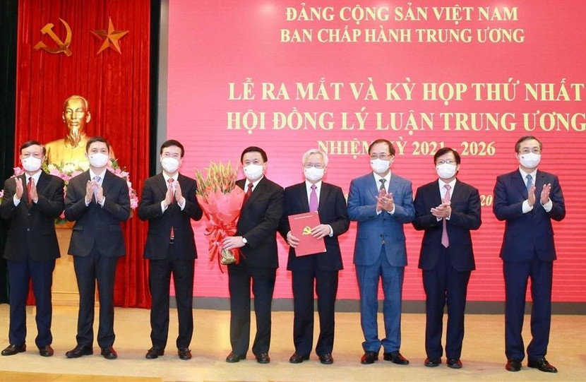 Ủy viên Bộ Chính trị, Thường trực Ban Bí thư Võ Văn Thưởng trao quyết định thành lập Hội đồng Lý luận Trung ương, nhiệm kỳ 2021-2026.
