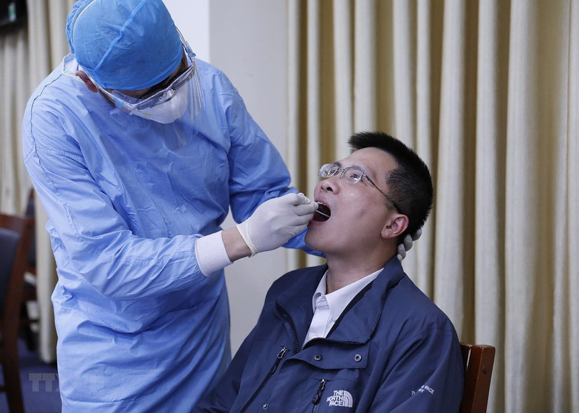 Nhân viên y tế lẫy mẫu xét nghiệm virus SARS-CoV-2 cho các phóng viên, biên tập, kỹ thuật viên các cơ quan thông tấn, báo chí