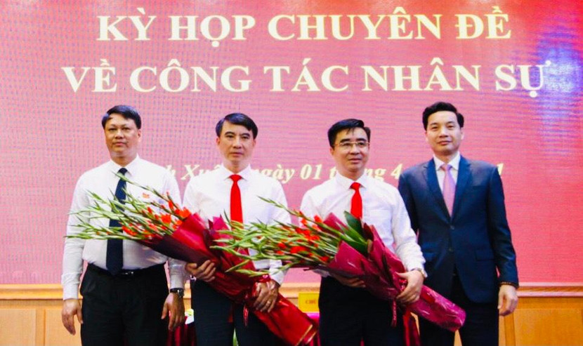 Lãnh đạo Quận ủy Thanh Xuân tặng hoa chúc mừng tân Chủ tịch UBND quận Thanh Xuân Võ Đăng Dũng và Giám đốc Sở Tài chính Nguyễn Xuân Lưu - nguyên Bí thư Quận ủy, Chủ tịch UBND quận Thanh Xuân