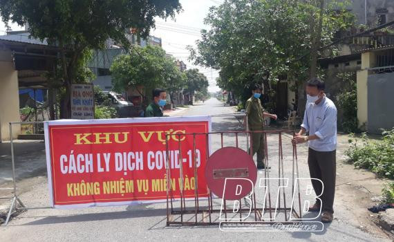 Phong tỏa thôn Hưng Đạo, xã Bình Minh, huyện Kiến Xương, nơi có ca dương tính với SARS-CoV-2 (Ảnh: Báo Thái Bình)