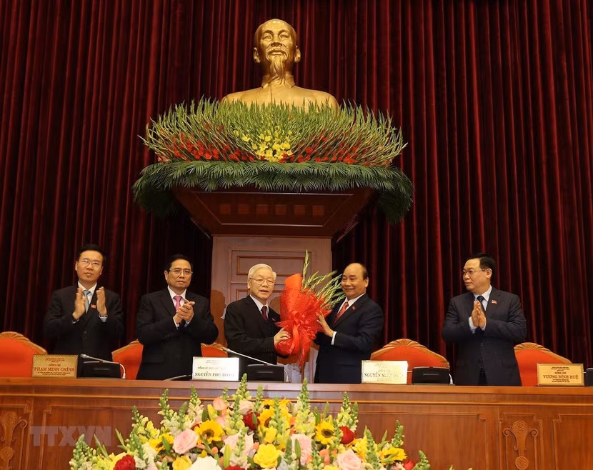 Thay mặt Bộ Chính trị, Thủ tướng Chính phủ Nguyễn Xuân Phúc tặng hoa chúc mừng đồng chí Nguyễn Phú Trọng được tín nhiệm bầu làm Tổng Bí thư Ban Chấp hành Trung ương khóa XIII