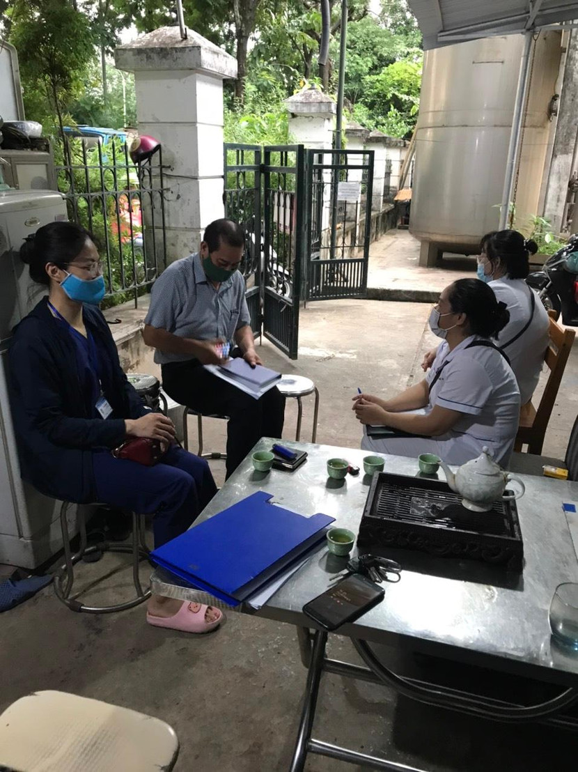 Lấy mẫu nước để kiểm định lại chất lượng