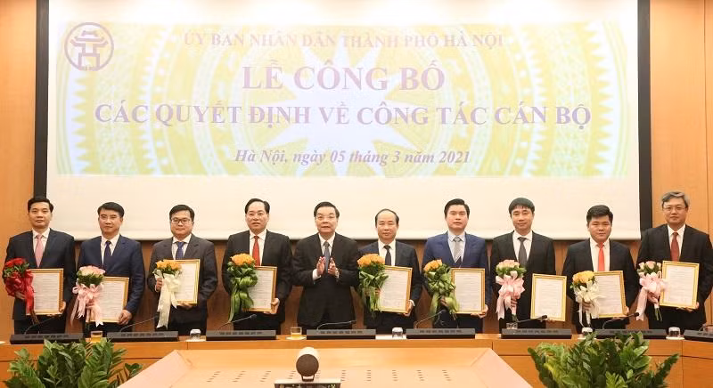 Chủ tịch UBND TP Chu Ngọc Anh trao quyết định tiếp nhận, điều động, bổ nhiệm cán bộ