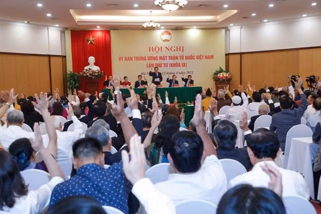 Đại biểu biểu quyết tại Hội nghị