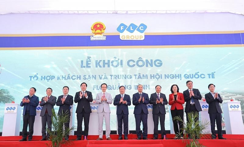 Các vị lãnh đạo thực hiện nghi lễ khởi công