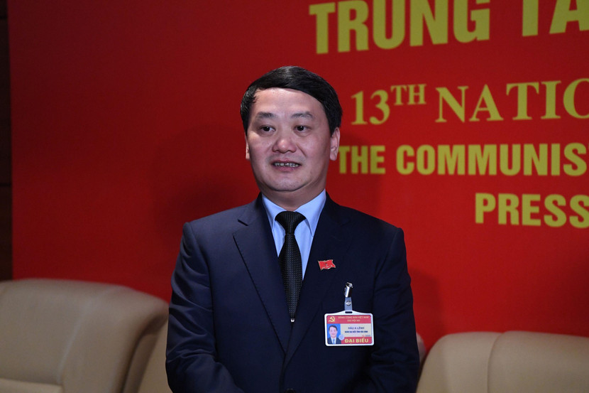 Đồng chí Hầu A Lềnh trao đổi với báo chí