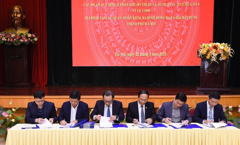 Lãnh đạo các quận nội thành ký nhận bàn giao quy hoạch