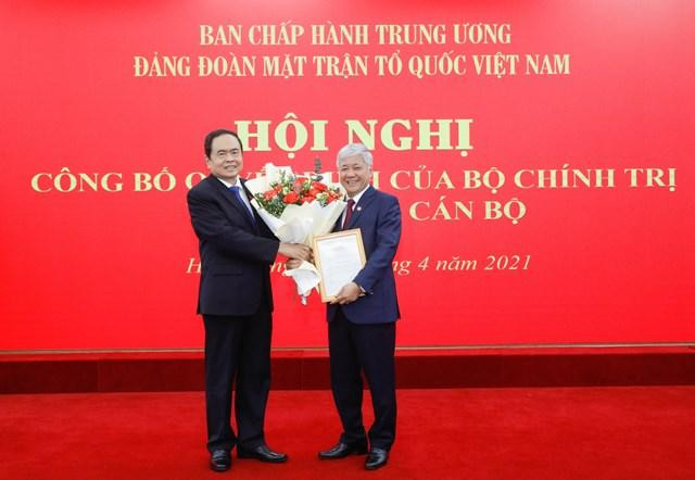 Chủ tịch Ủy ban Trung ương MTTQ Việt Nam Trần Thanh Mẫn trao quyết định và tặng hoa chúc mừng ông Đỗ Văn Chiến Chủ tịch Ủy ban Trung ương MTTQ Việt Nam Trần Thanh Mẫn trao quyết định và tặng hoa chúc mừng ông Đỗ Văn Chiến