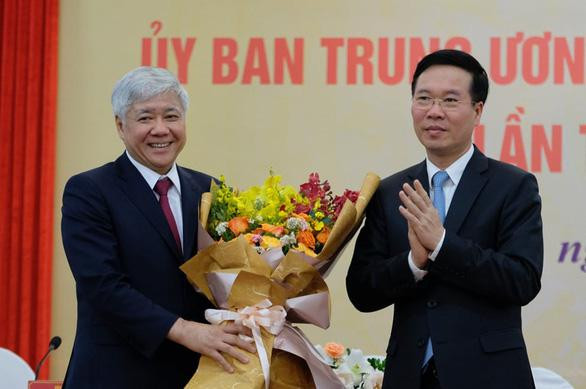 Ông Võ Văn Thưởng, Ủy viên Bộ Chính trị, Thường trực Ban Bí thư, trao hoa chúc mừng ông Đỗ Văn Chiến giữ chức Chủ tịch Ủy ban Trung ương MTTQ Việt Nam khóa IX