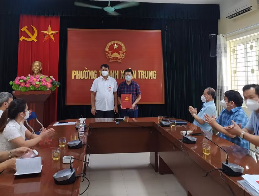 Phó Bí thư Thường trực Quận ủy Thanh Xuân Nguyễn Minh Tiến trao quyết định cho ông Nguyễn Xuân Hải